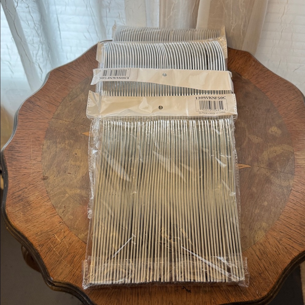 Heavyweight Plastic Utensils Knives, Silver 199 count